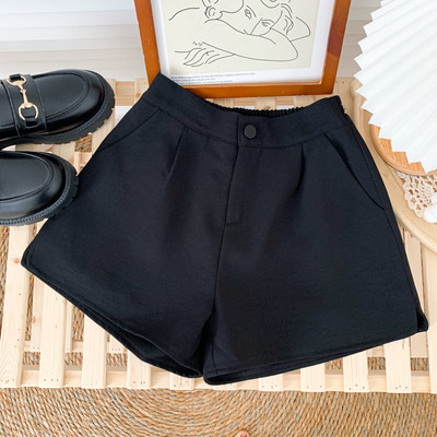 Jauns sieviešu šortu modelis ar kabatām - vairākas krāsas