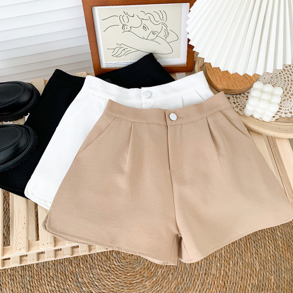 Jauns sieviešu šortu modelis ar kabatām - vairākas krāsas