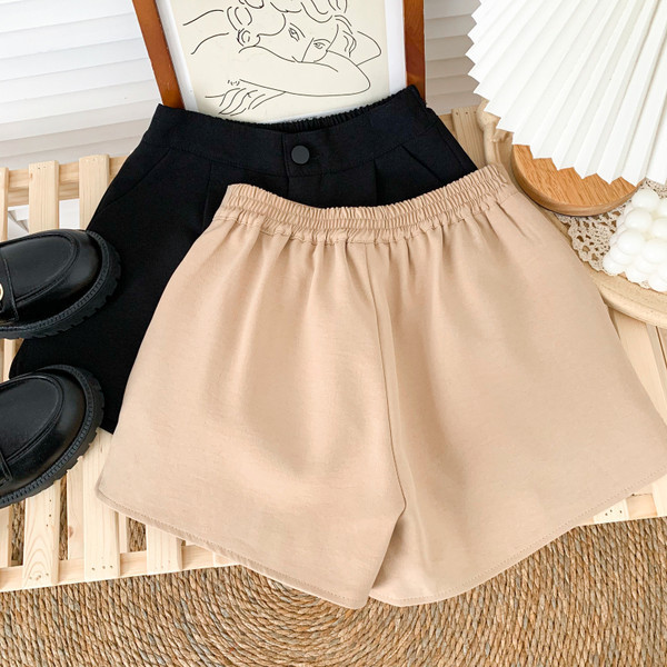 Jauns sieviešu šortu modelis ar kabatām - vairākas krāsas