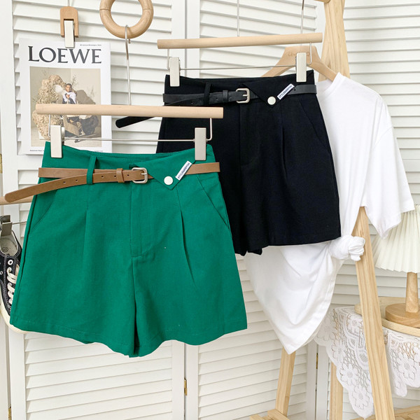 Pantaloni scurți moderni de damă - cu centură și buzunare