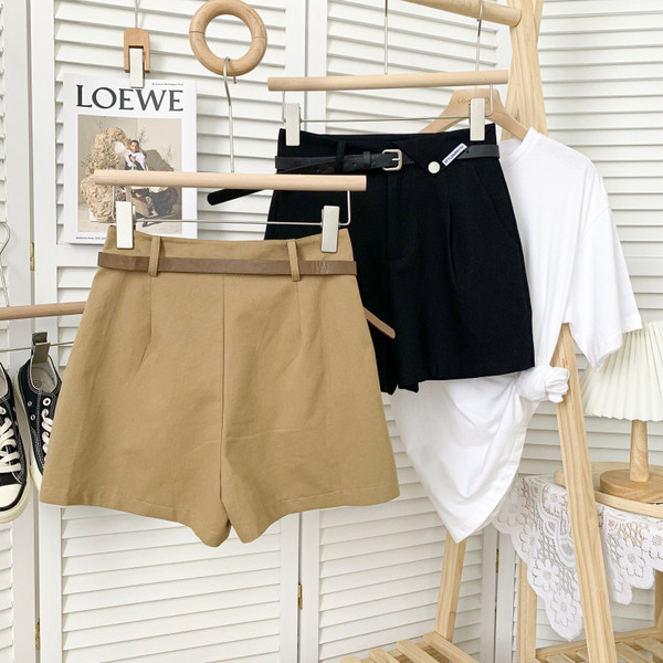 Pantaloni scurți moderni de damă - cu centură și buzunare