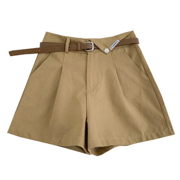 Pantaloni scurți moderni de damă - cu centură și buzunare