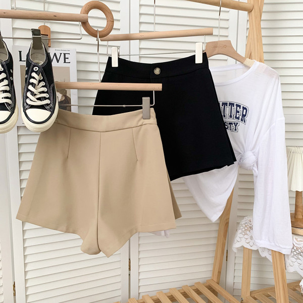 Pantaloni scurți de damă cu talie înaltă model larg