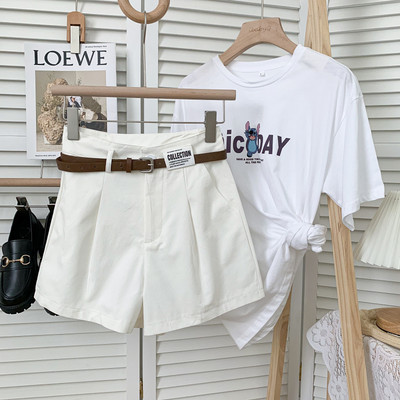 Jauns sieviešu šortu modelis ar kabatām un jostu