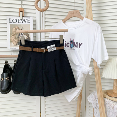 Jauns sieviešu šortu modelis ar kabatām un jostu