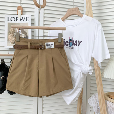 Jauns sieviešu šortu modelis ar kabatām un jostu