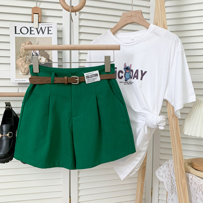 Jauns sieviešu šortu modelis ar kabatām un jostu