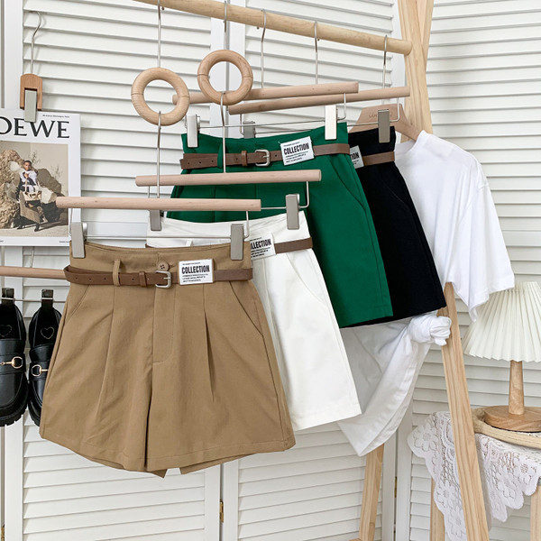 Jauns sieviešu šortu modelis ar kabatām un jostu