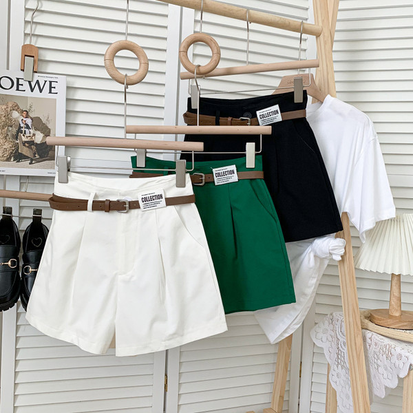 Jauns sieviešu šortu modelis ar kabatām un jostu