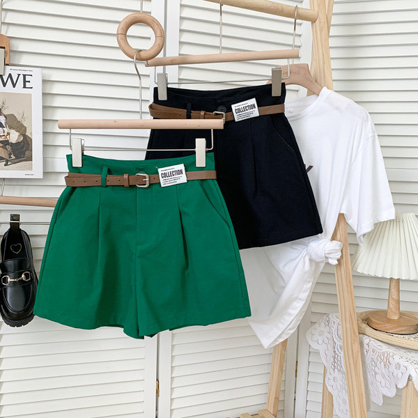 Jauns sieviešu šortu modelis ar kabatām un jostu