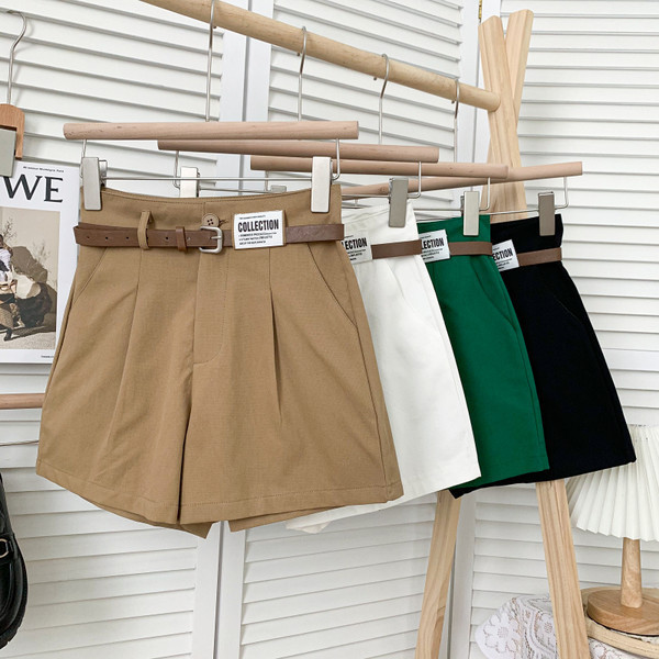 Jauns sieviešu šortu modelis ar kabatām un jostu