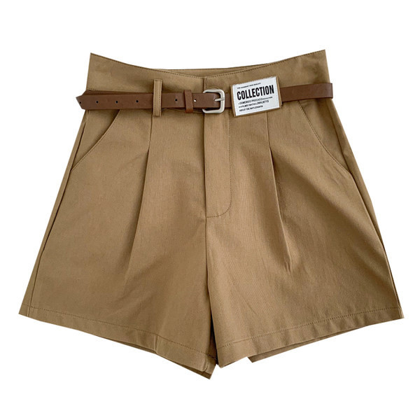 Jauns sieviešu šortu modelis ar kabatām un jostu