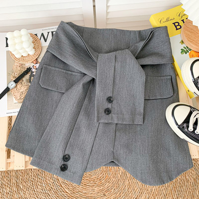 Mūsdienīgi šorti ar augstu vidukli melnā un pelēkā krāsā