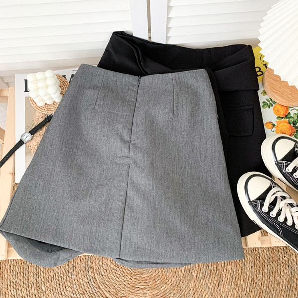 Mūsdienīgi šorti ar augstu vidukli melnā un pelēkā krāsā