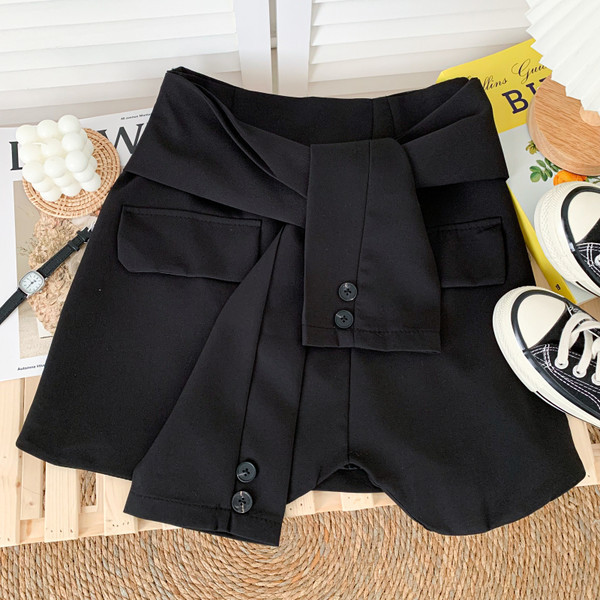 Mūsdienīgi šorti ar augstu vidukli melnā un pelēkā krāsā