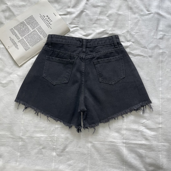 Model nou de blugi scurti cu buzunare