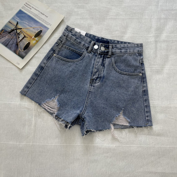 Model nou de blugi scurti cu buzunare si motive rupte