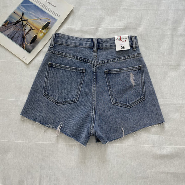 Model nou de blugi scurti cu buzunare si motive rupte