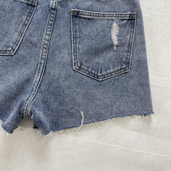 Model nou de blugi scurti cu buzunare si motive rupte