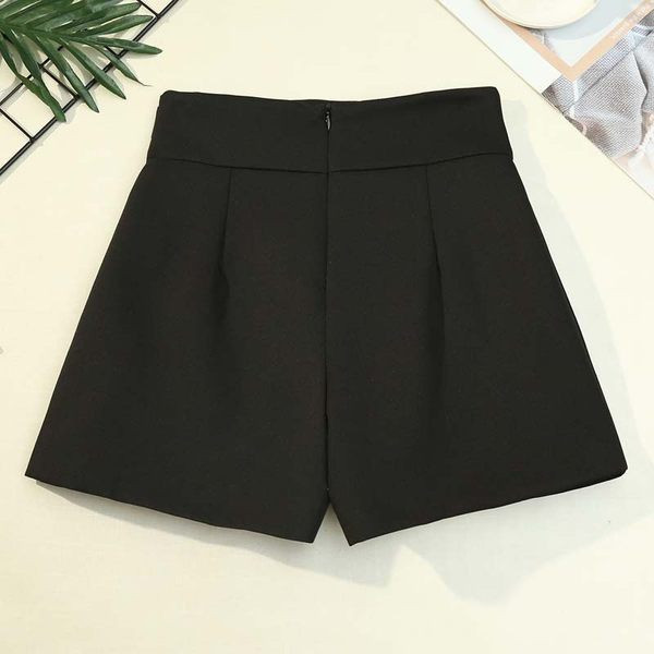 Sieviešu šorti ar metāla apdari un augstu vidukli