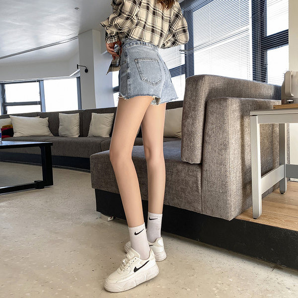 Ženske traper kratke hlače s poderanim motivima i visokim strukom