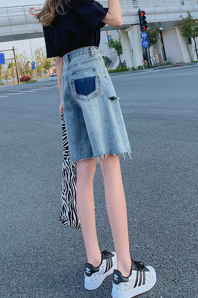 Pantaloni scurți de damă din denim cu 3/4 lungime și buzunare