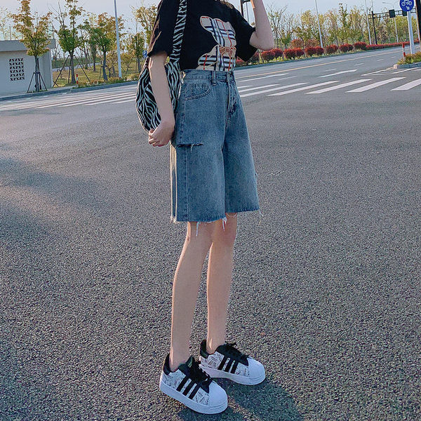 Pantaloni scurți de damă din denim cu 3/4 lungime și buzunare