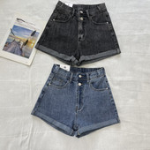 Īsi džinsi ar elastīgu jostasvietu un pogām