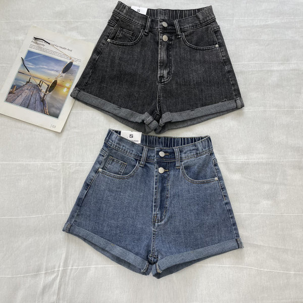 Īsi džinsi ar elastīgu jostasvietu un pogām