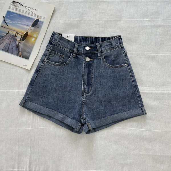 Īsi džinsi ar elastīgu jostasvietu un pogām