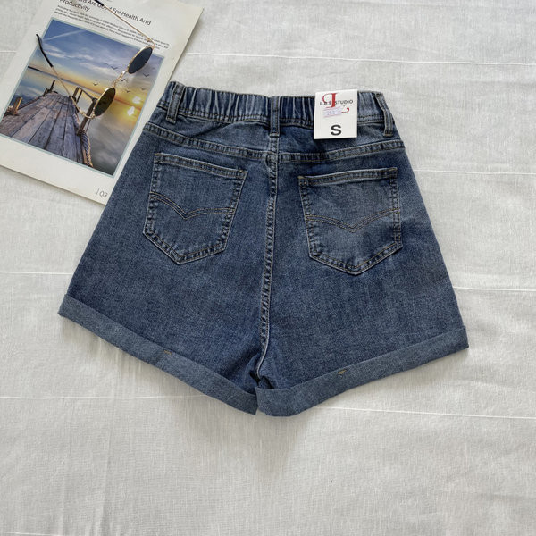 Īsi džinsi ar elastīgu jostasvietu un pogām