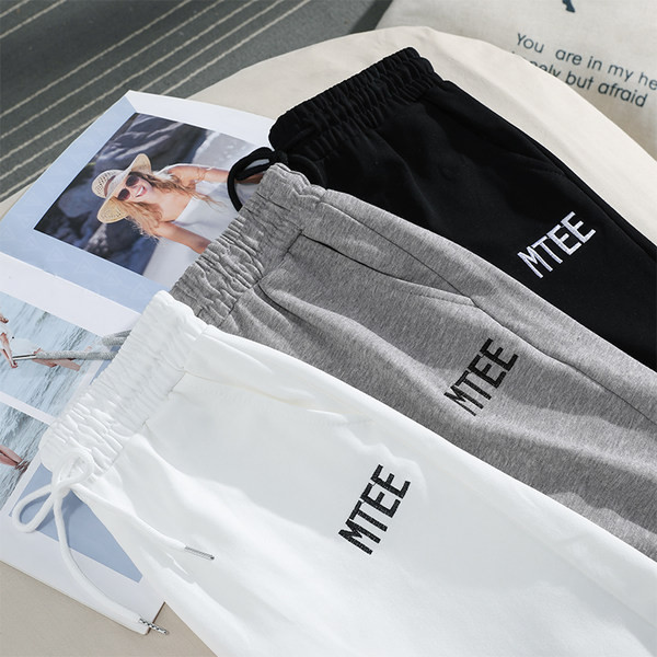 Sieviešu šorti ar saitēm un uzrakstu