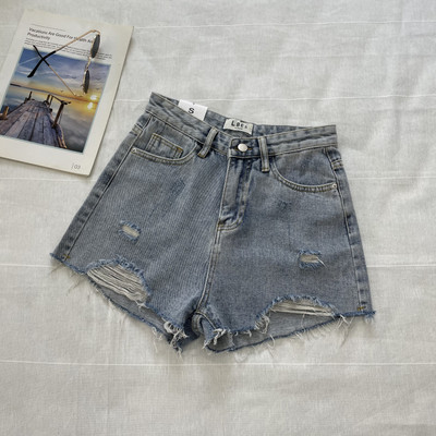 Īsi džinsi ar saplēstiem motīviem un kabatām