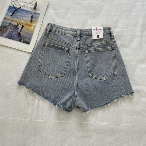 Īsi džinsi ar saplēstiem motīviem un kabatām