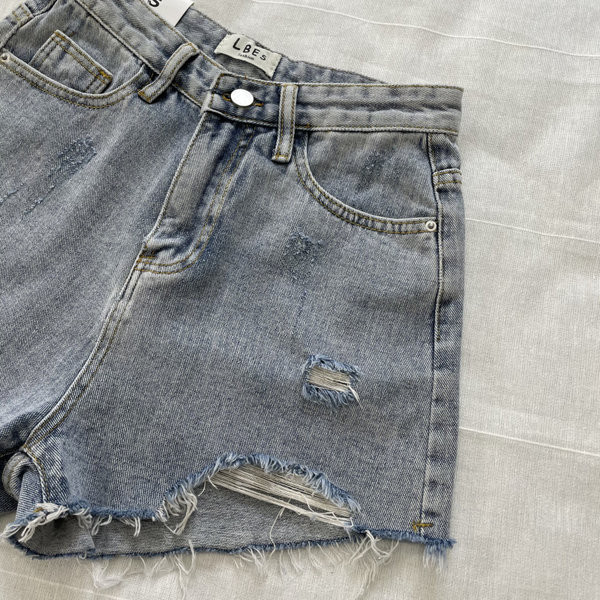 Īsi džinsi ar saplēstiem motīviem un kabatām