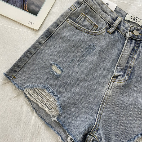 Īsi džinsi ar saplēstiem motīviem un kabatām