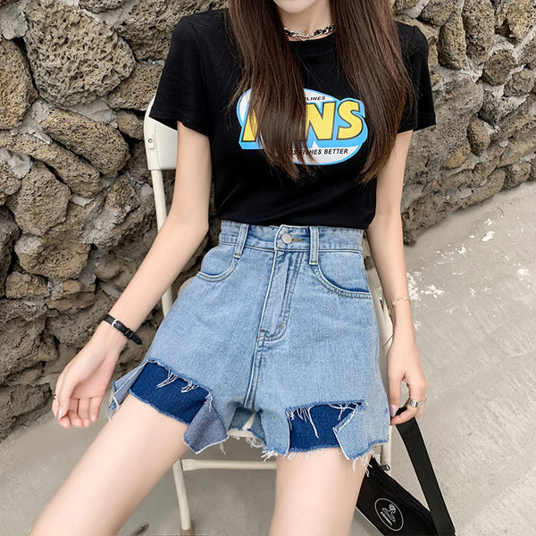 Дамски дънкови къси панталони с  разкъсани мотиви и джобове