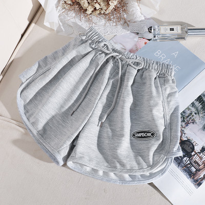 Sieviešu sporta šorti ar izšuvumiem un saitēm