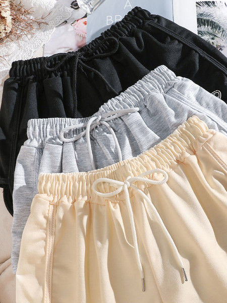 Sieviešu sporta šorti ar izšuvumiem un saitēm