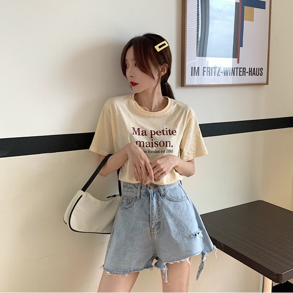 Sieviešu džinsa šorti ar augstu vidukli un saplēstiem motīviem