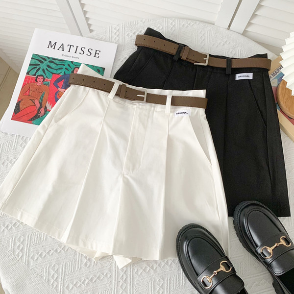 Pantaloni scurți casual de damă cu picioare largi