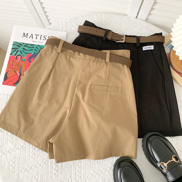 Pantaloni scurți casual de damă cu picioare largi