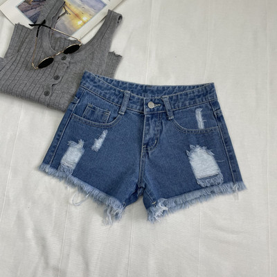 Blugi scurti cu motive rupte