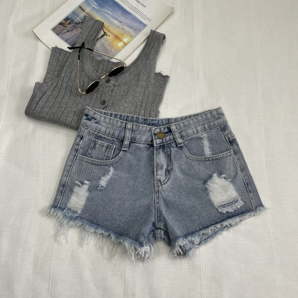 Blugi scurti cu motive rupte