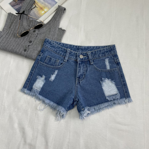 Blugi scurti cu motive rupte