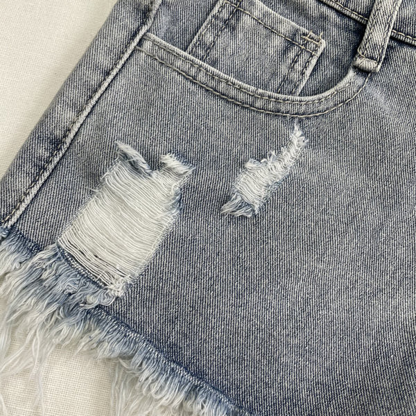 Blugi scurti cu motive rupte