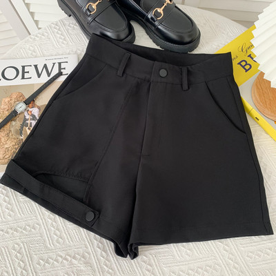 Model nou de pantaloni scurți cu o parte decupată în mai multe culori