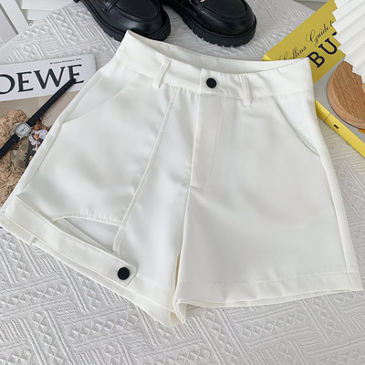 Model nou de pantaloni scurți cu o parte decupată în mai multe culori