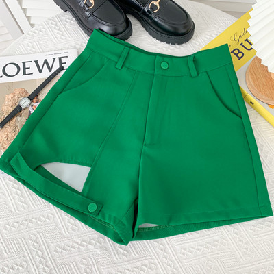 Model nou de pantaloni scurți cu o parte decupată în mai multe culori