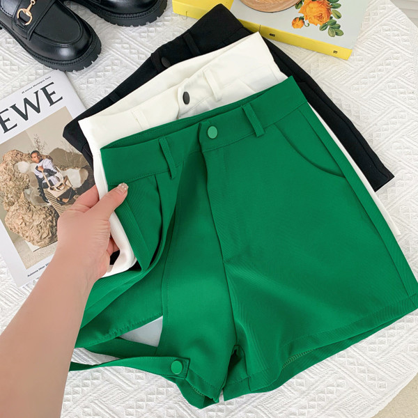 Model nou de pantaloni scurți cu o parte decupată în mai multe culori